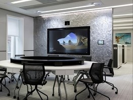 Стена в покрытии cold silvering с эффектом хрома