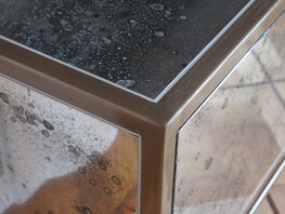 Угол стола в покрытии cold silvering - эффект хрома